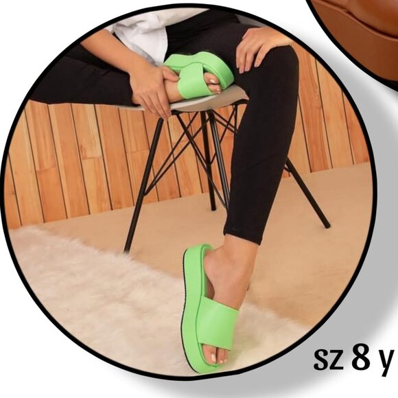 Low Platform - Picture 1 of 1